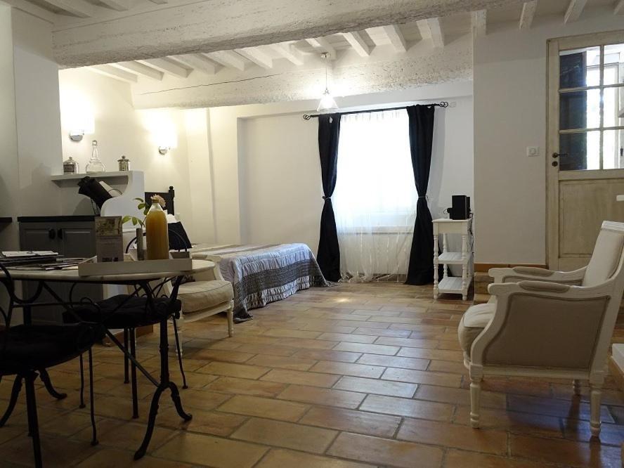 Les Gites Du Domaine De Rhodes Aviñón Habitación foto